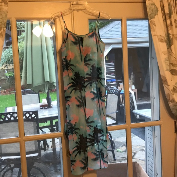 Woman’s light beach dress - Picture 3 of 4